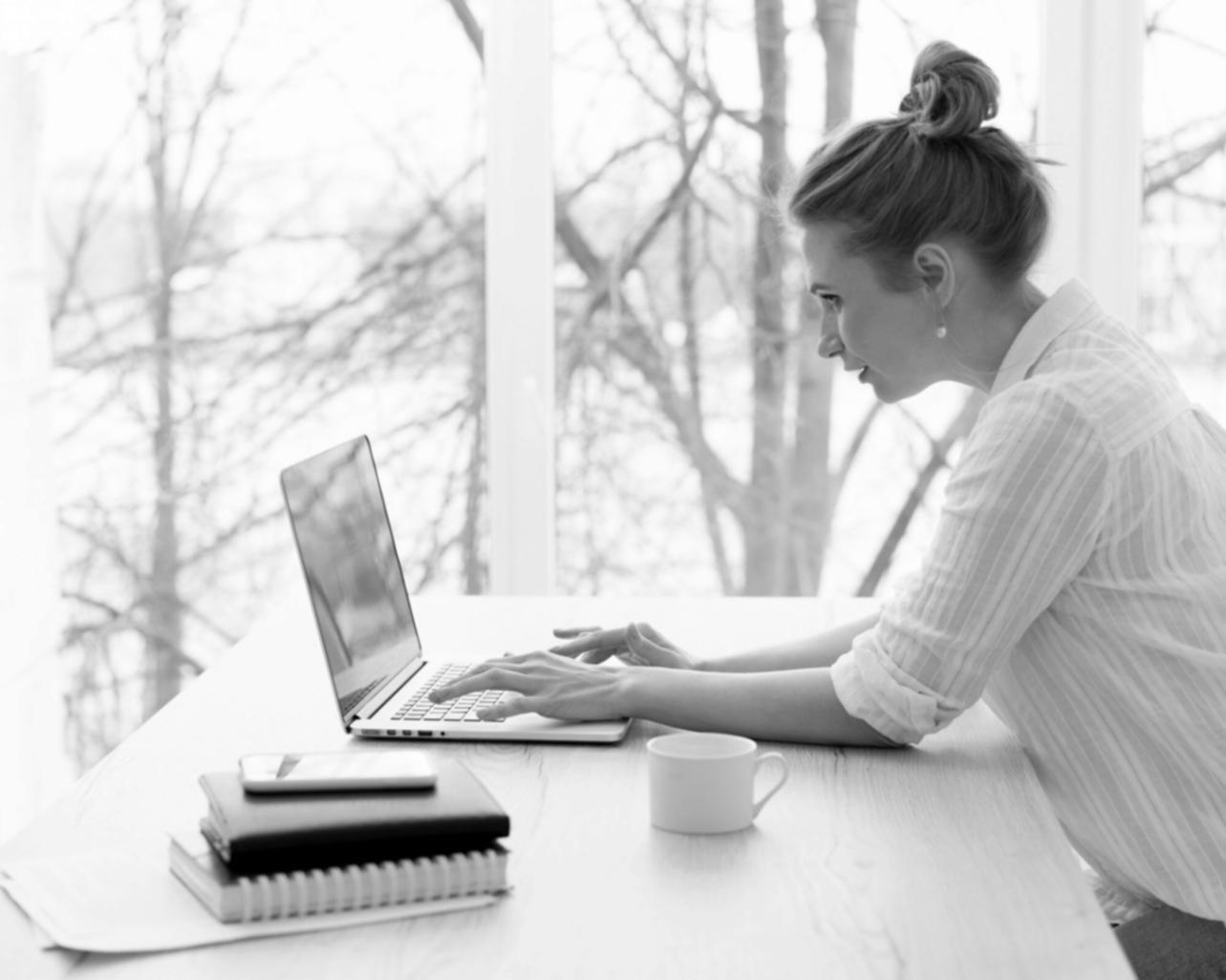 Session de formation pratique avec documents financiers